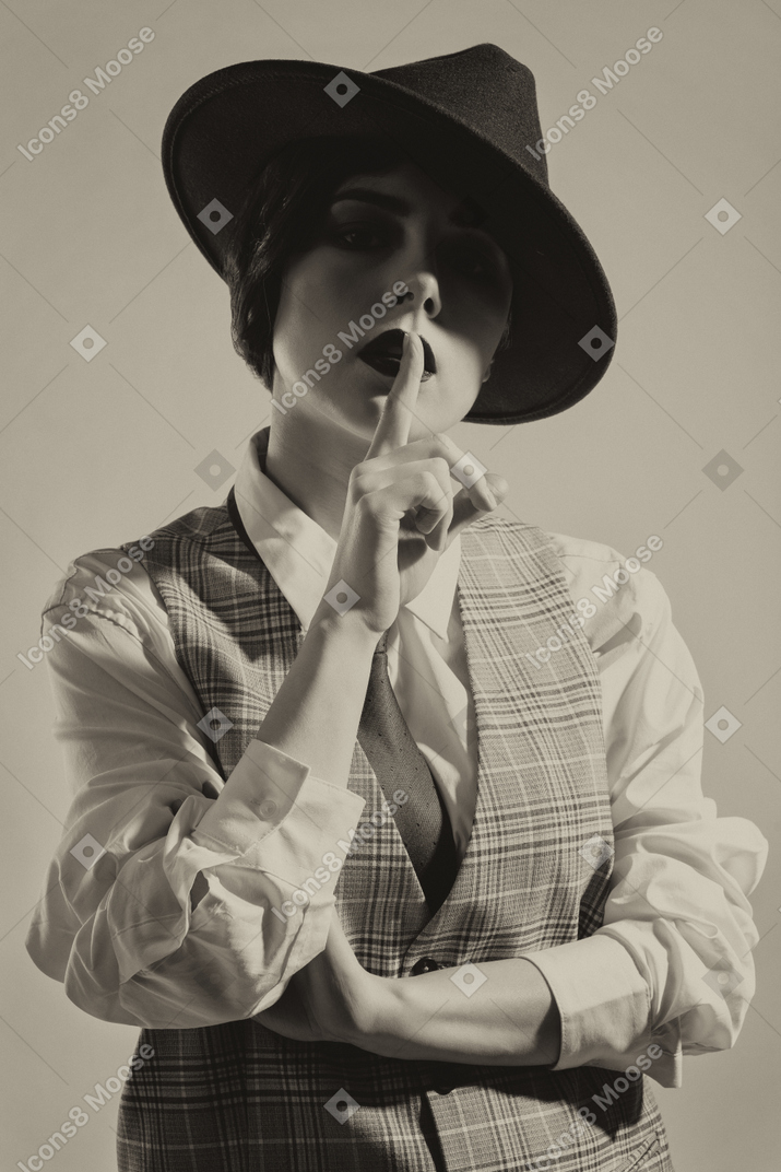 Mujer de estilo vaquero haciendo un gesto de silencio