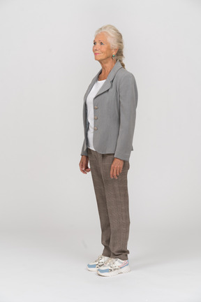 Vista lateral de uma senhora com jaqueta cinza