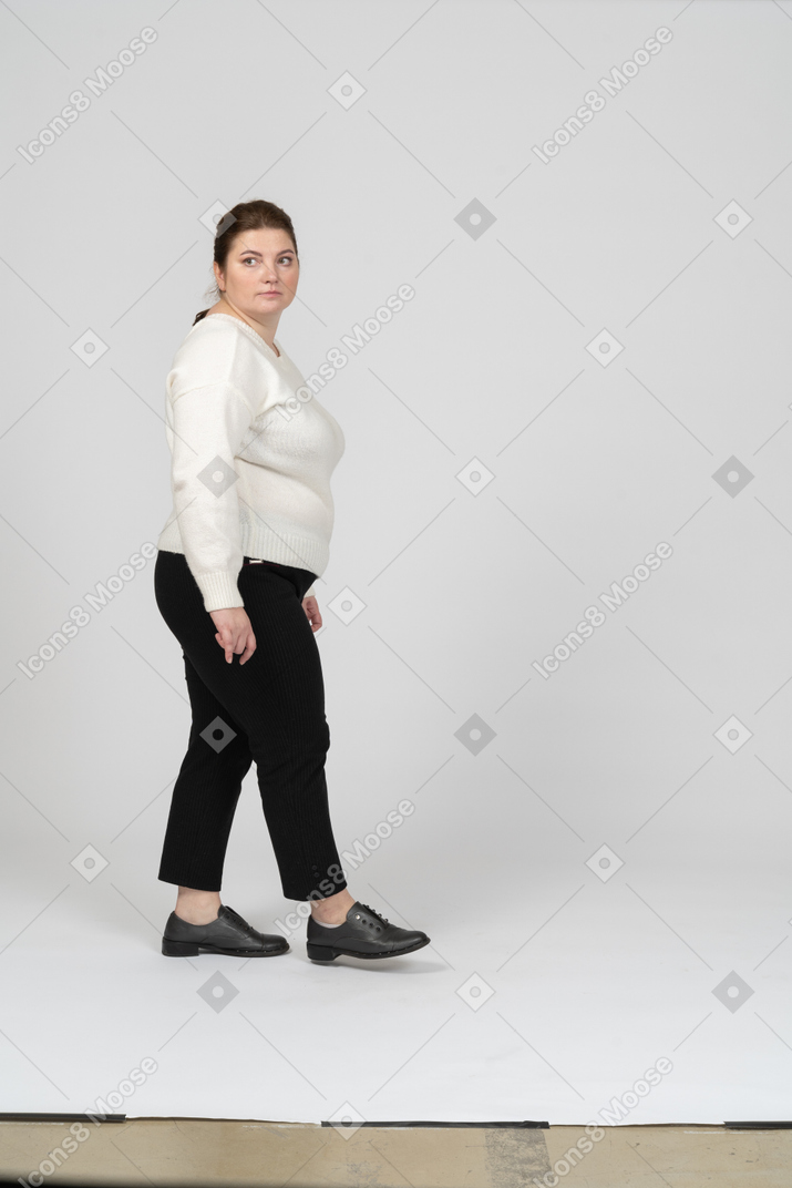 Пухлая женщина в повседневной одежде, вид сбоку