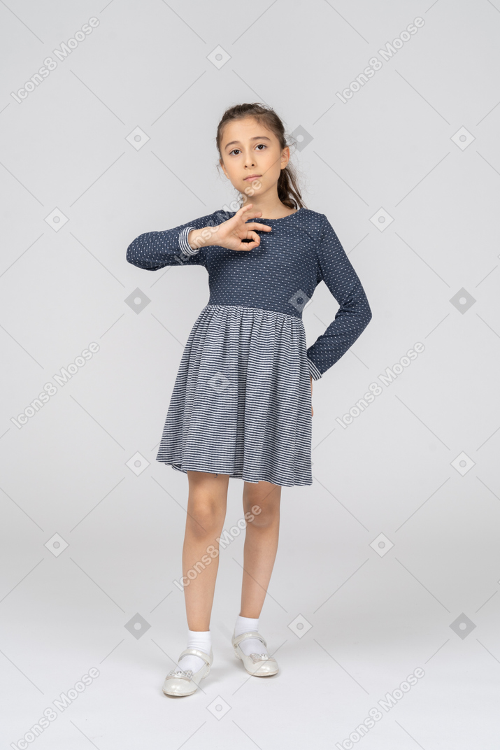 Vue de face d'une fille faisant un signe d'accord