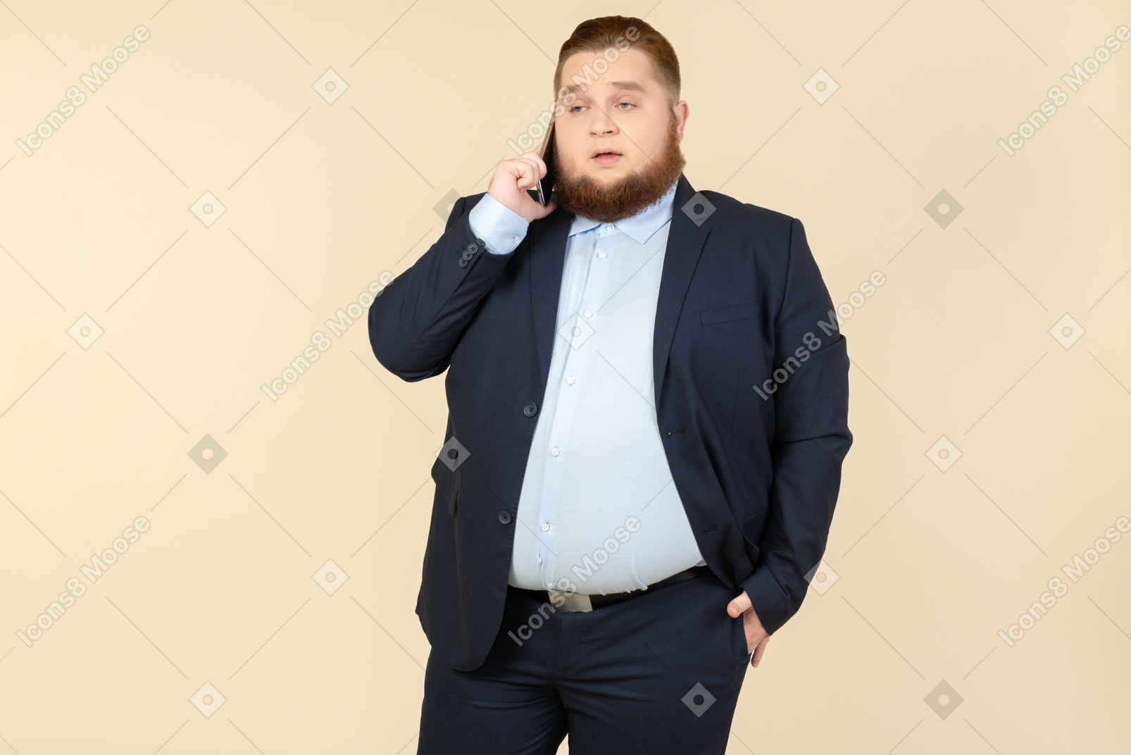 Молодой офисный работник с избыточным весом разговаривает по телефону