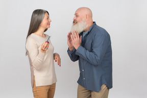 Élégant couple de personnes âgées debout ensemble