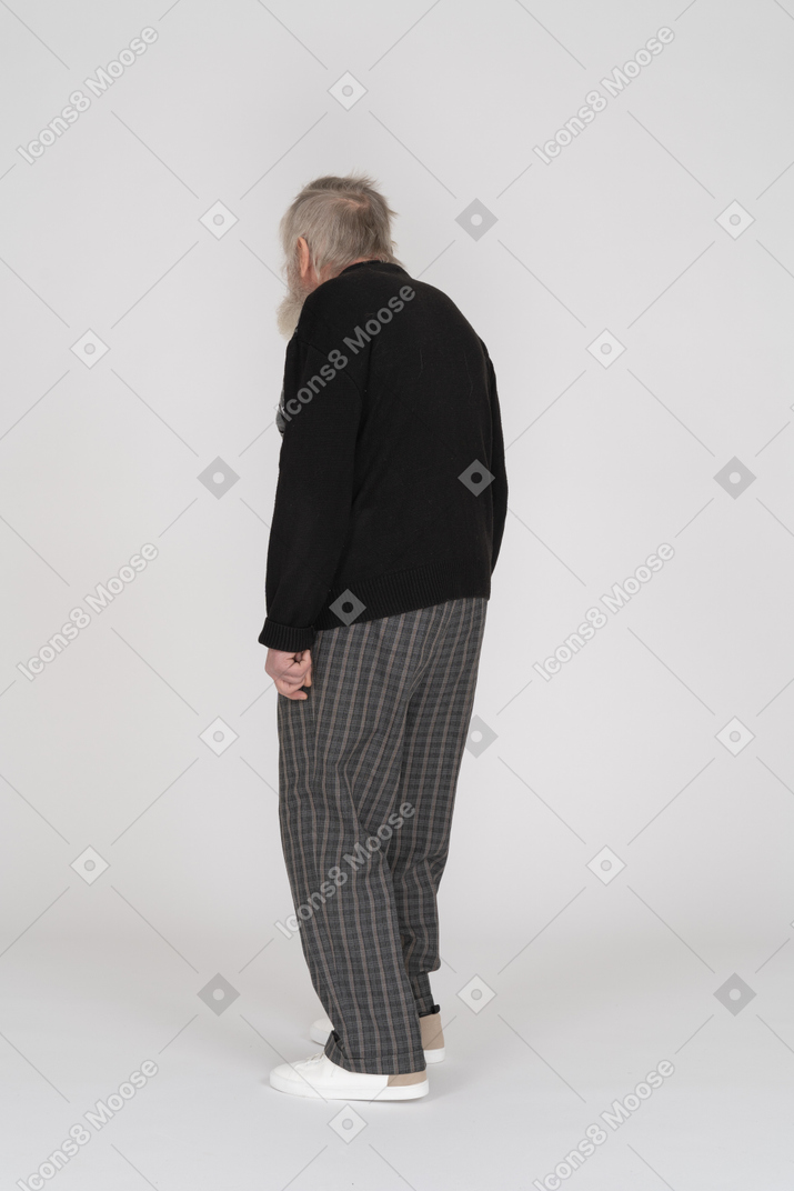 Vista posteriore dell'uomo anziano in piedi