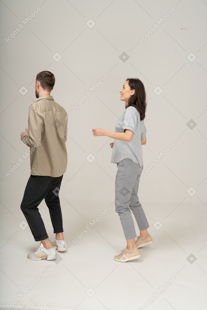 Vista lateral de duas pessoas dançando