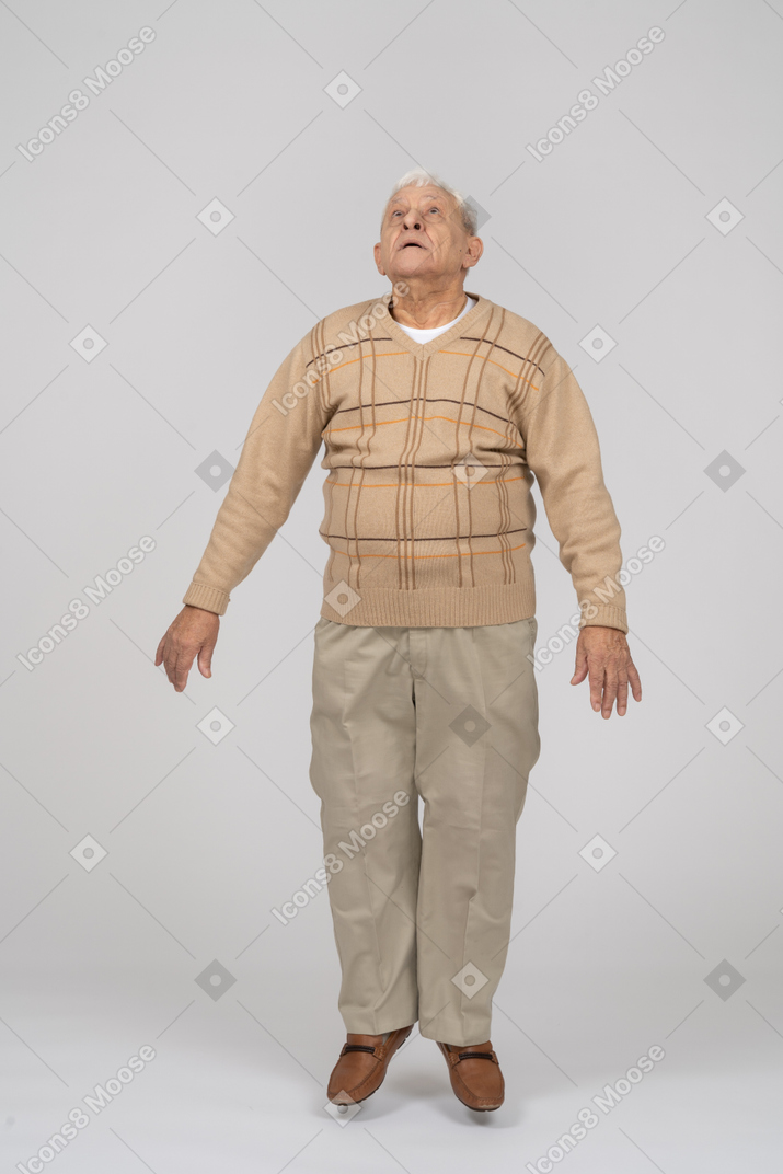 一位穿着休闲服跳跃的老人的正面图