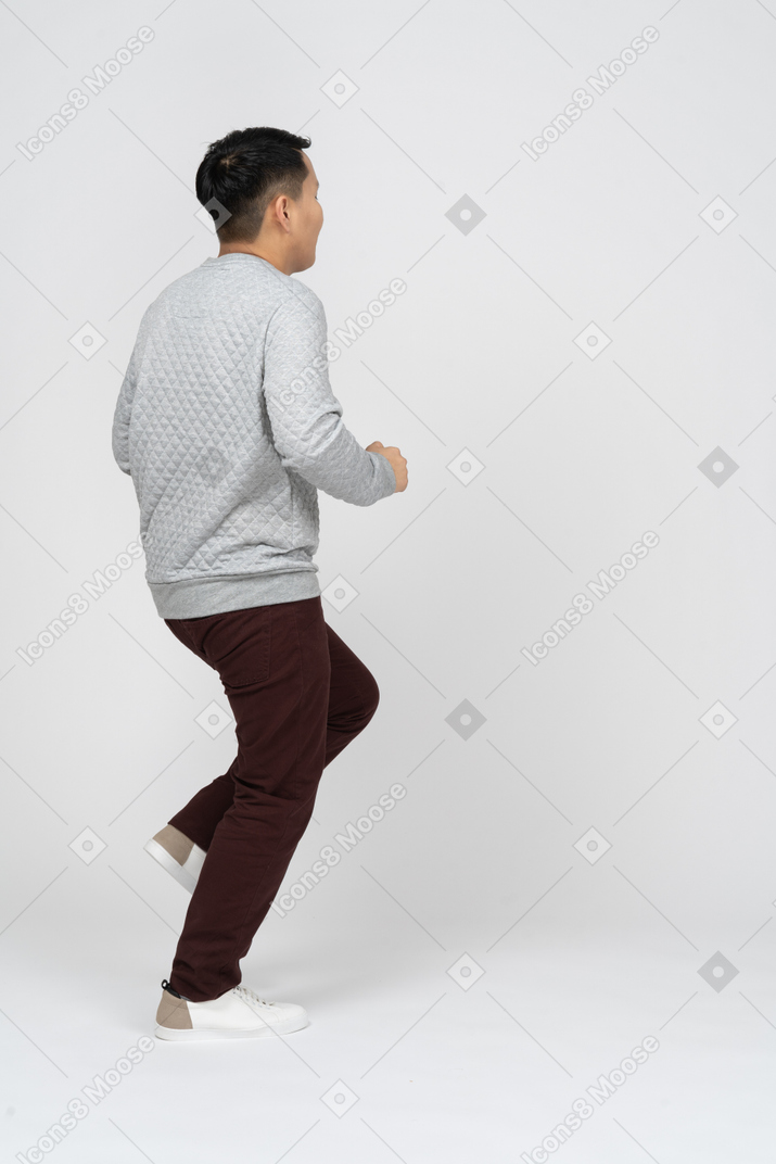 Homem com roupas casuais caminhando