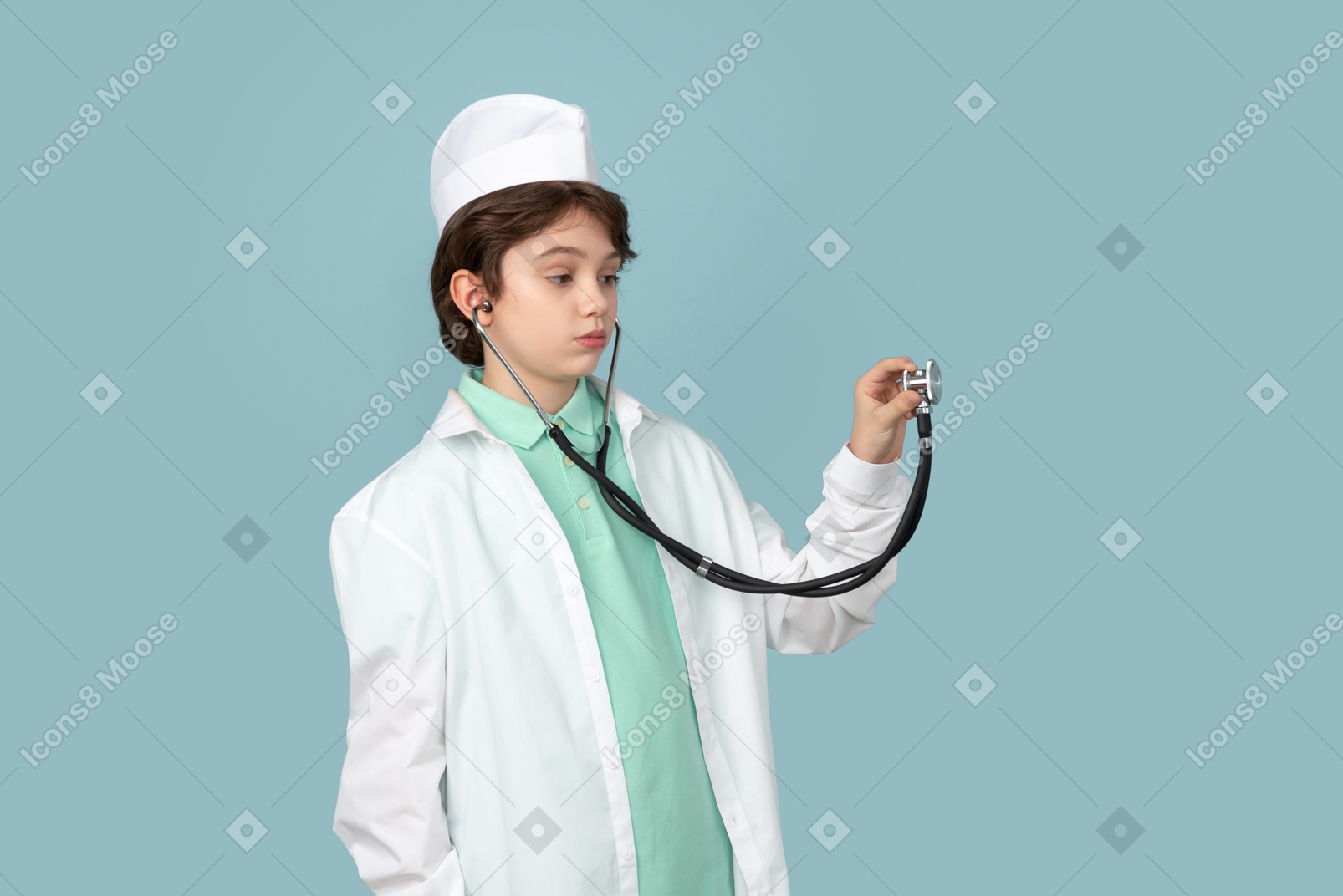 Attraente adolescente in abito di un medico