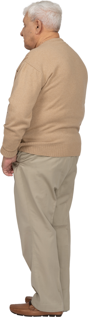 Vista lateral de un anciano con ropa informal