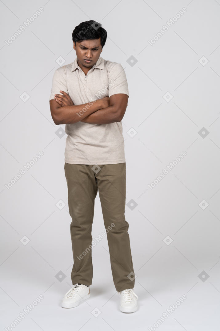 Homme en tenue décontractée debout