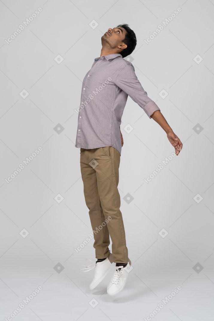 Mann in freizeitkleidung springend