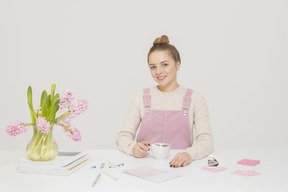 Tasse warmen cappuccino kommt morgens als erstes