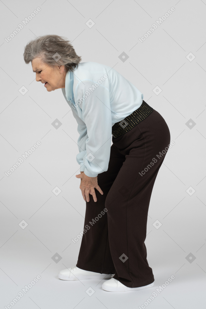 Anciana tocando su rodilla dolorida