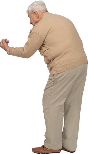 Vista laterale di un vecchio in abiti casual in piedi con il braccio teso