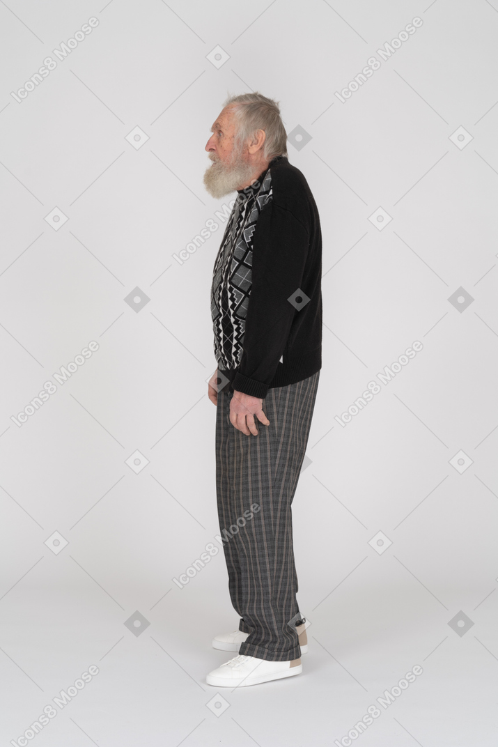 カジュアルな服装の年配の男性の側面図