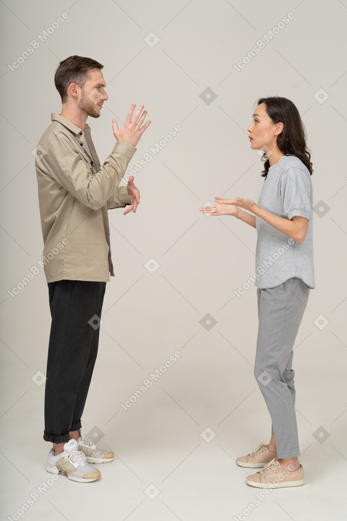 Вид сбоку на молодую пару, разговаривающую друг с другом
