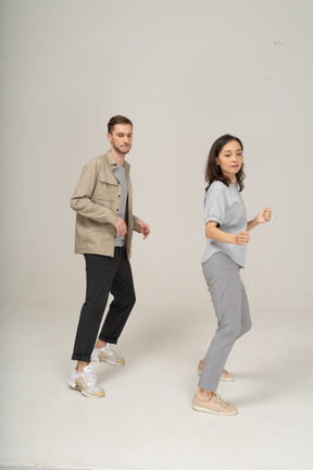 Joven y mujer haciendo un movimiento de baile