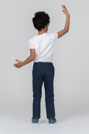 Un niño mostrando el tamaño de algo