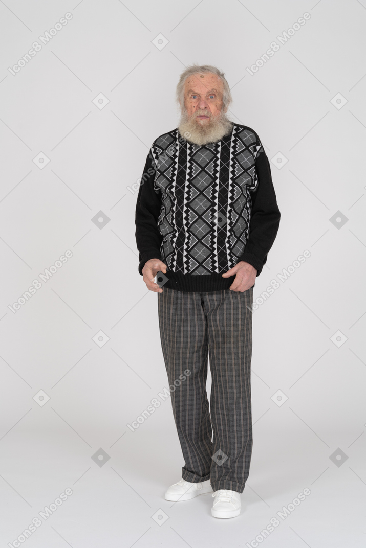 Вид спереди на стоящего пожилого мужчину в повседневной одежде