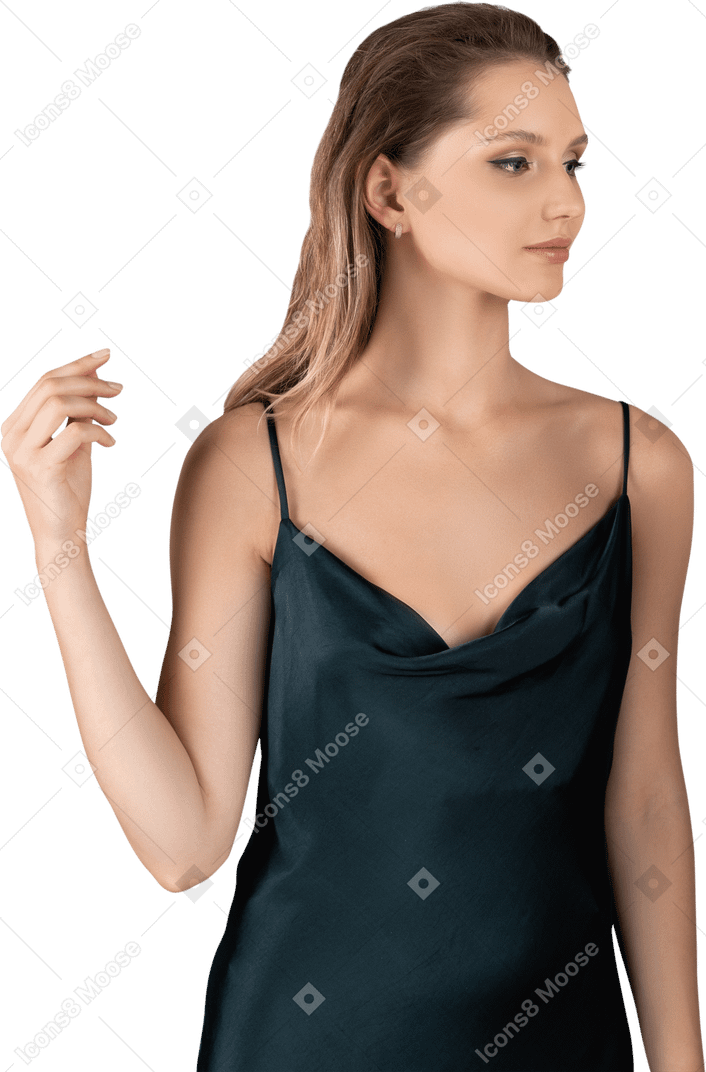 Vue de face d'une jeune femme en robe de nuit donnant une interview