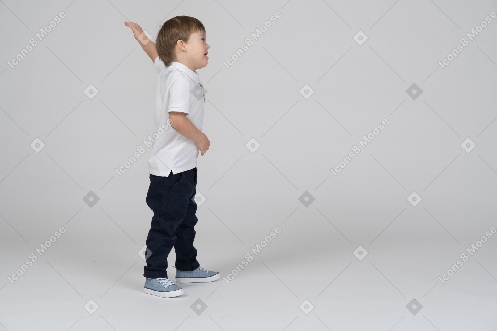 一个小男孩举起手臂的侧视图