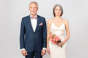 Hermosa pareja de mediana edad en el día de su boda.