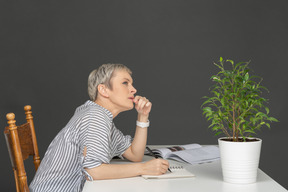 Femme assise à une table