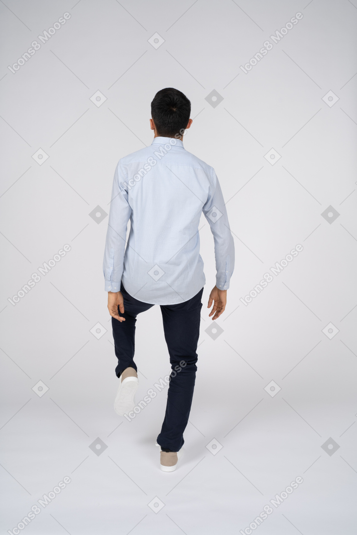 Человек в повседневной одежде гуляет