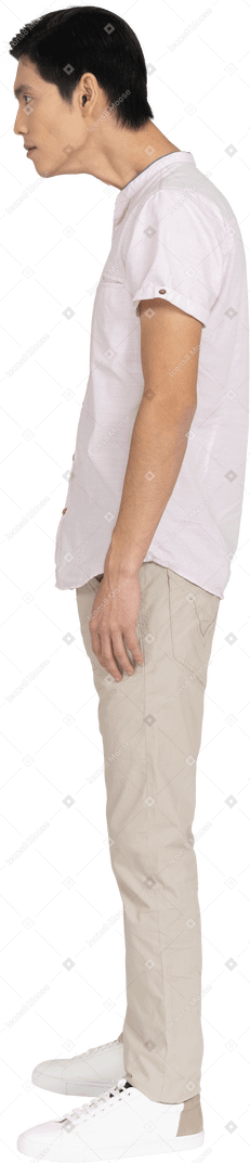 Uomo in abiti casual in piedi