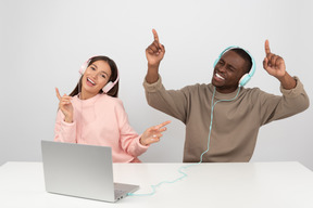 Atractiva pareja escuchando música en auriculares.