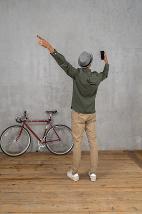 Homme avec chat vidéo sur téléphone intelligent