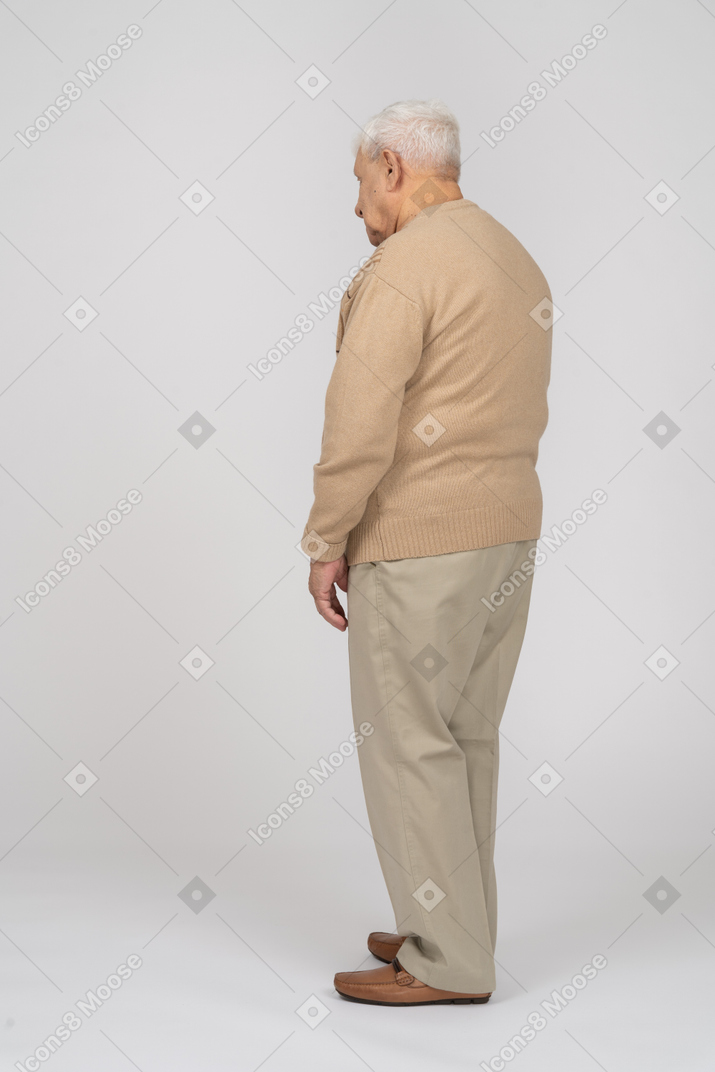 カジュアルな服装で老人の側面図