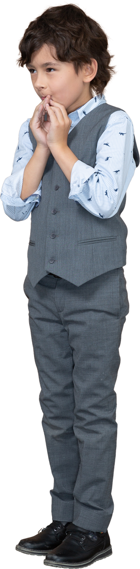 Vista frontal de un chico pensativo con traje gris