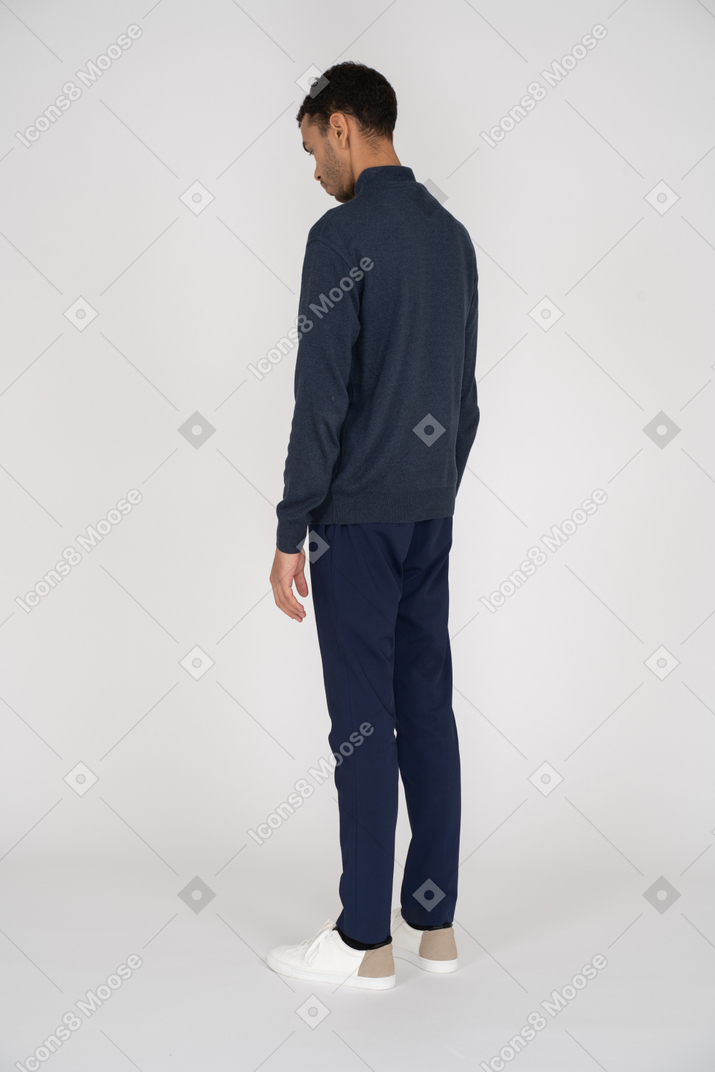 Vista traseira de um homem em roupas casuais em pé