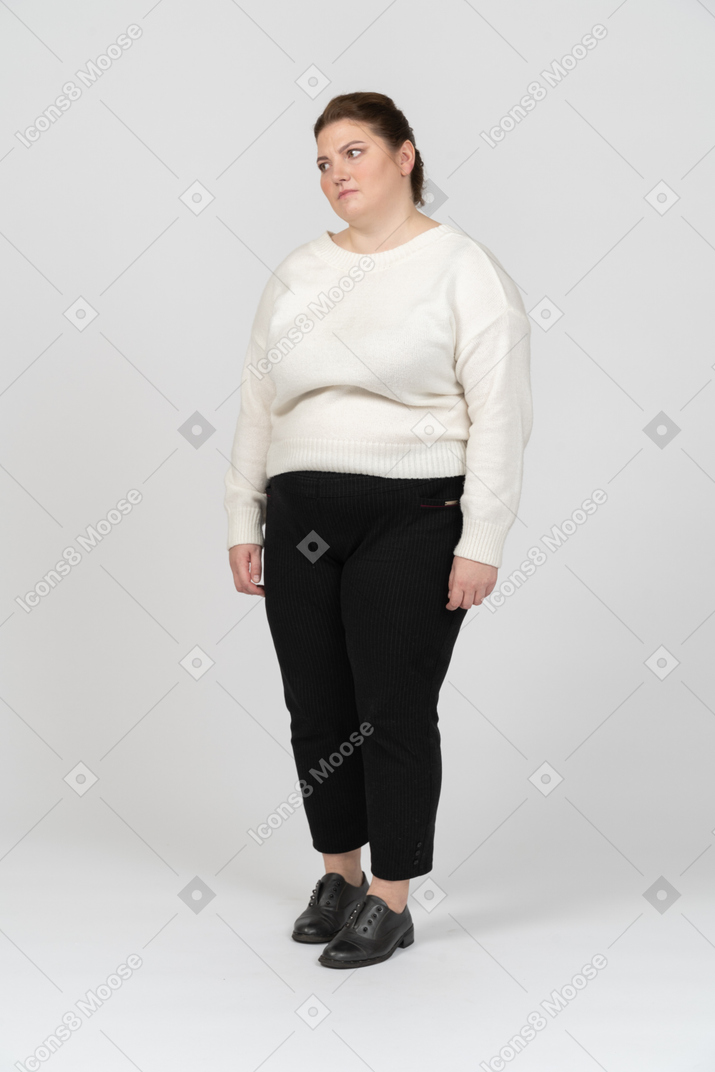 Femme taille plus bouleversée en pull blanc