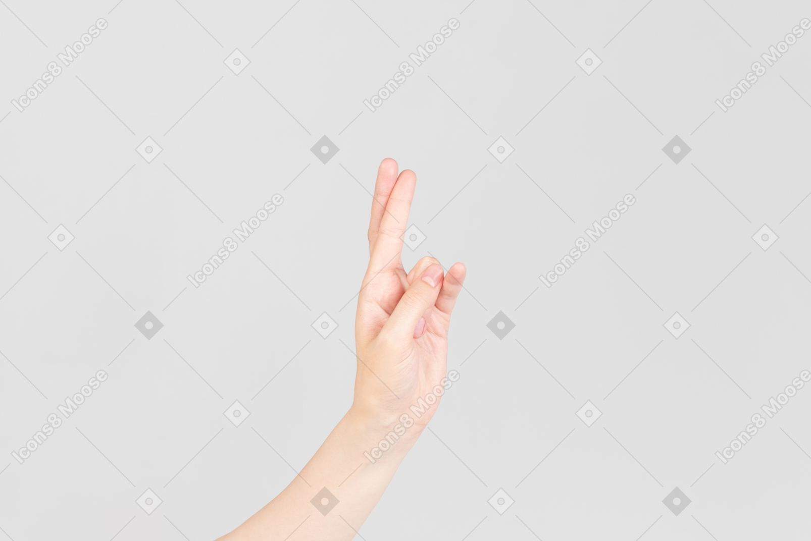 Olhar lateral da mão feminina, segurando os dedos cruzados