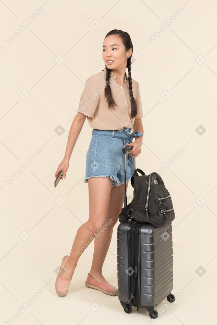 Молодая женщина-путешественница смотрит в сторону