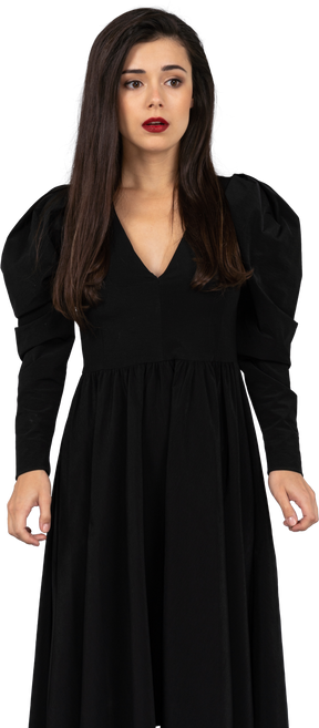 Vista frontal de una joven con un vestido negro inmóvil