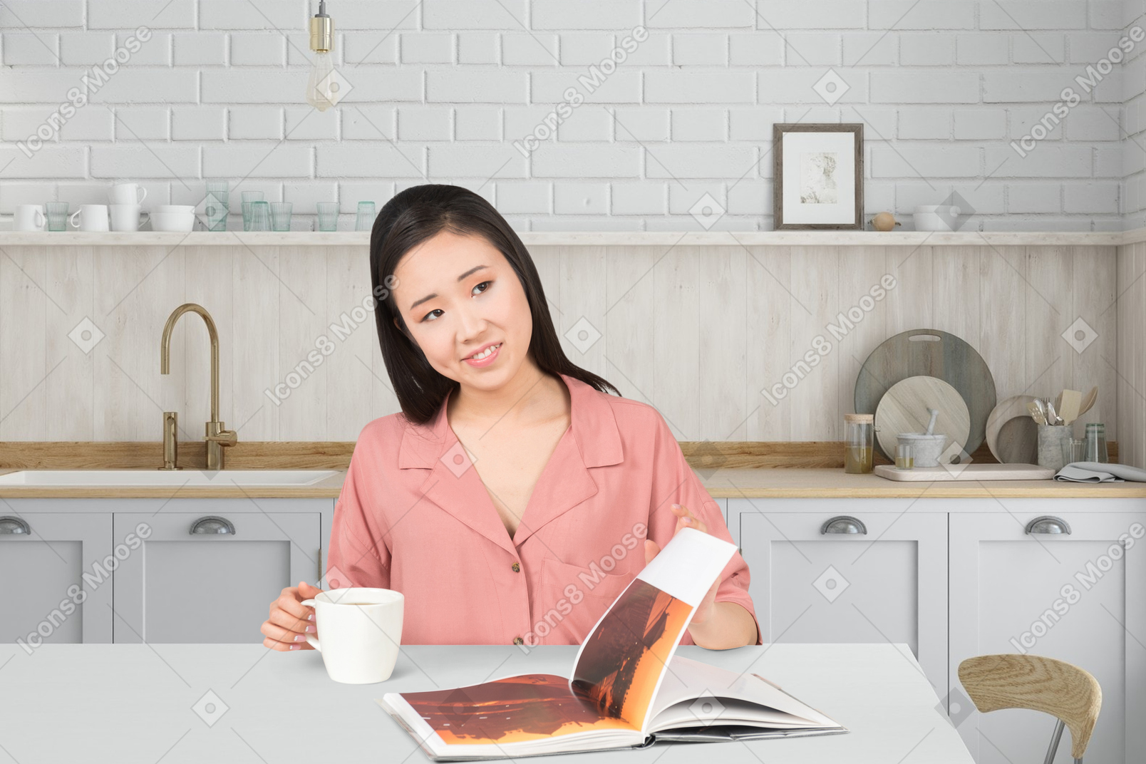 Mujer con café hojeando un libro