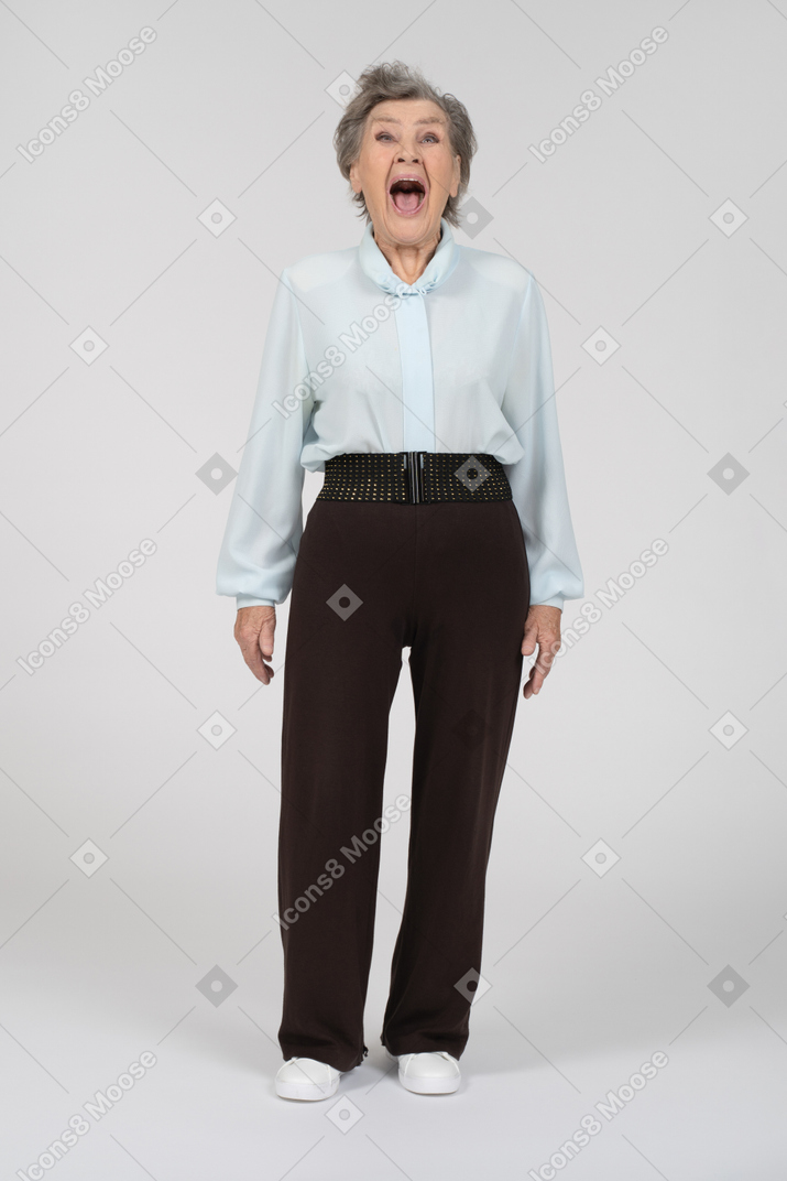 Vista frontale di una donna anziana con la bocca ampiamente aperta