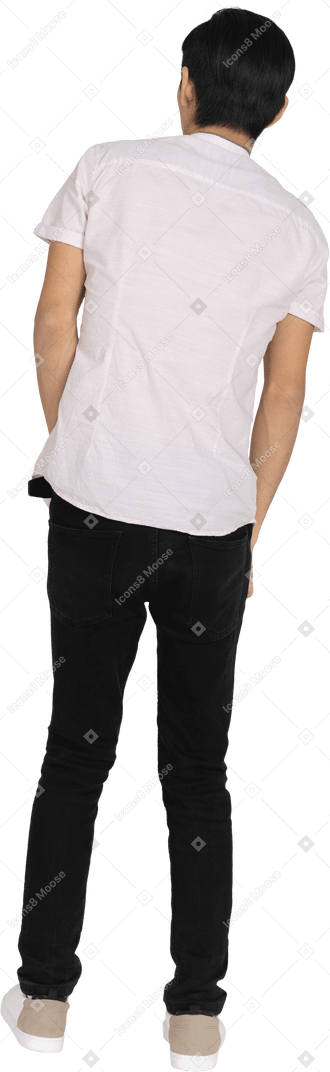 Hombre en ropa casual de pie