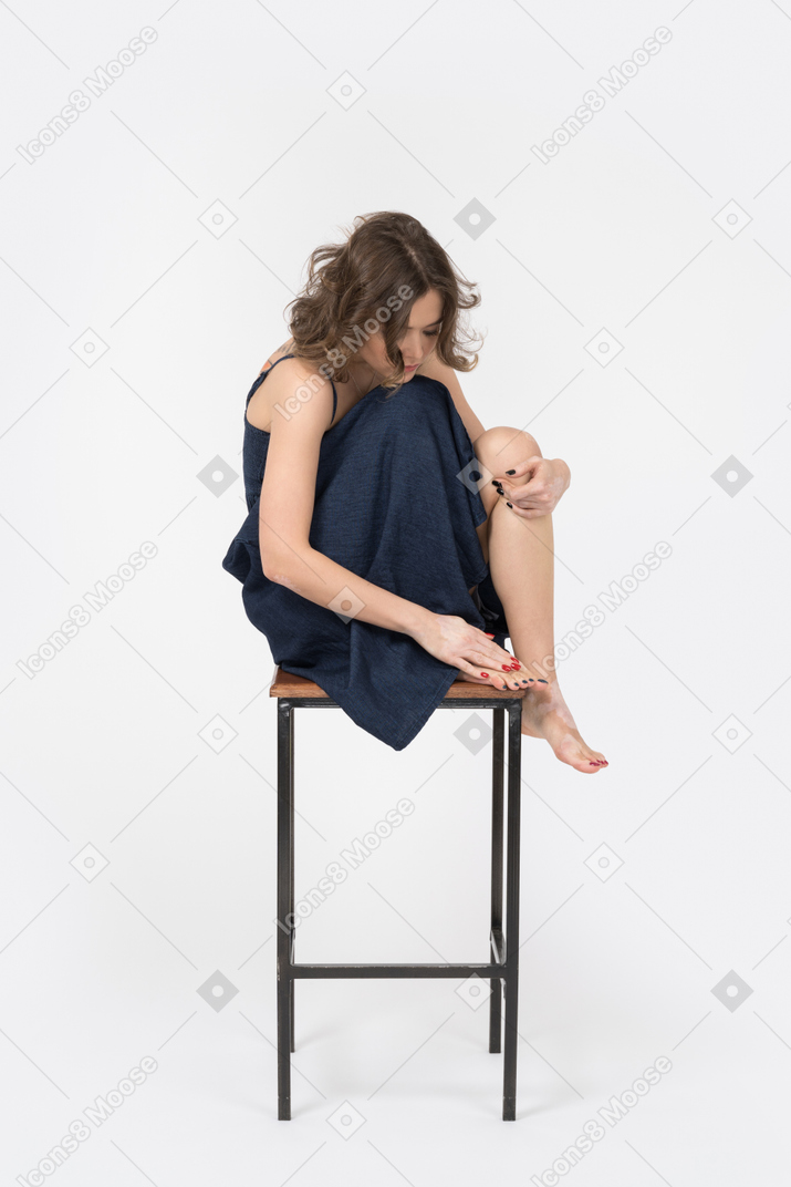 Mujer con vitiligo tocando sus pies