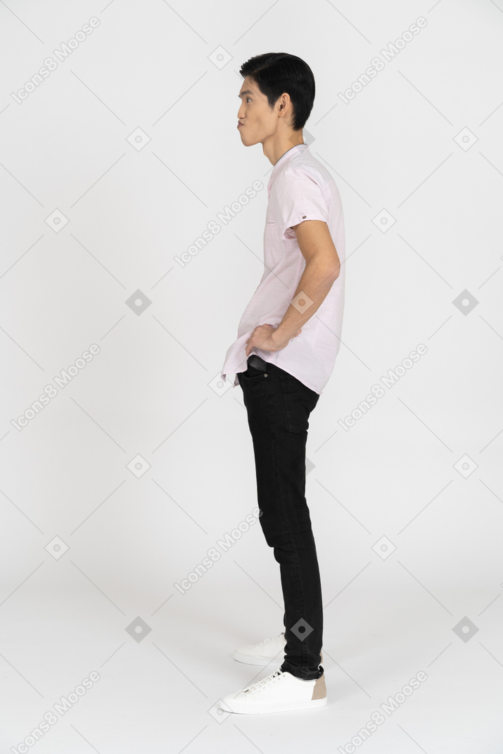 Mann in freizeitkleidung stehend