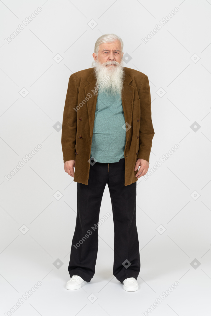 Retrato de un anciano entrecerrando los ojos confundido