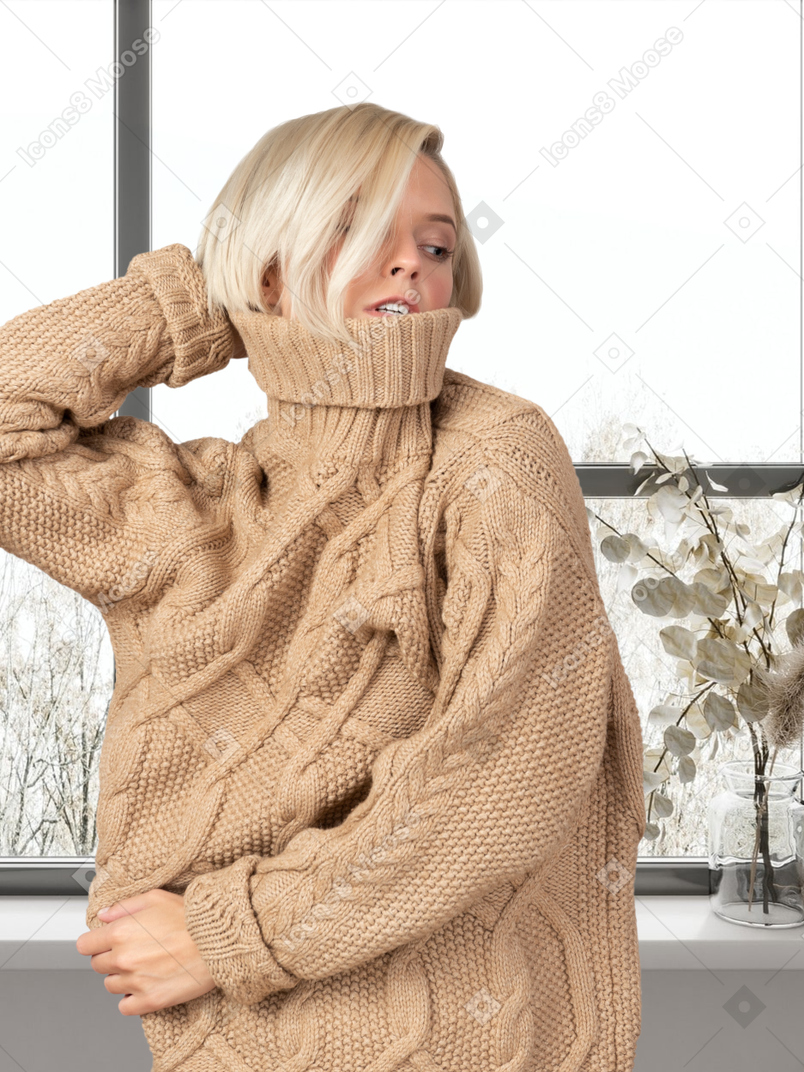 年轻的女人，穿着一件针织的毛衣