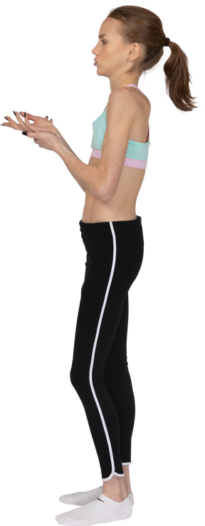 Vista lateral traseira de uma adolescente descuidada em roupas esportivas de mãos dadas