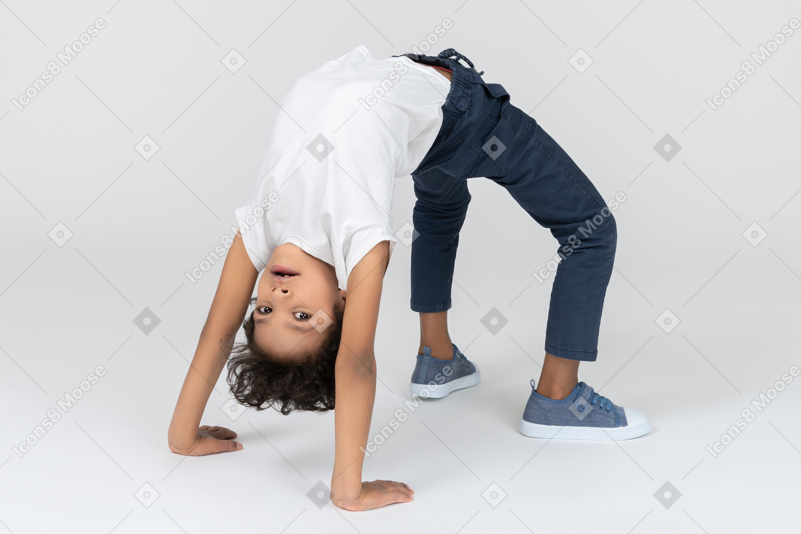 Un niño haciendo ejercicio de puente
