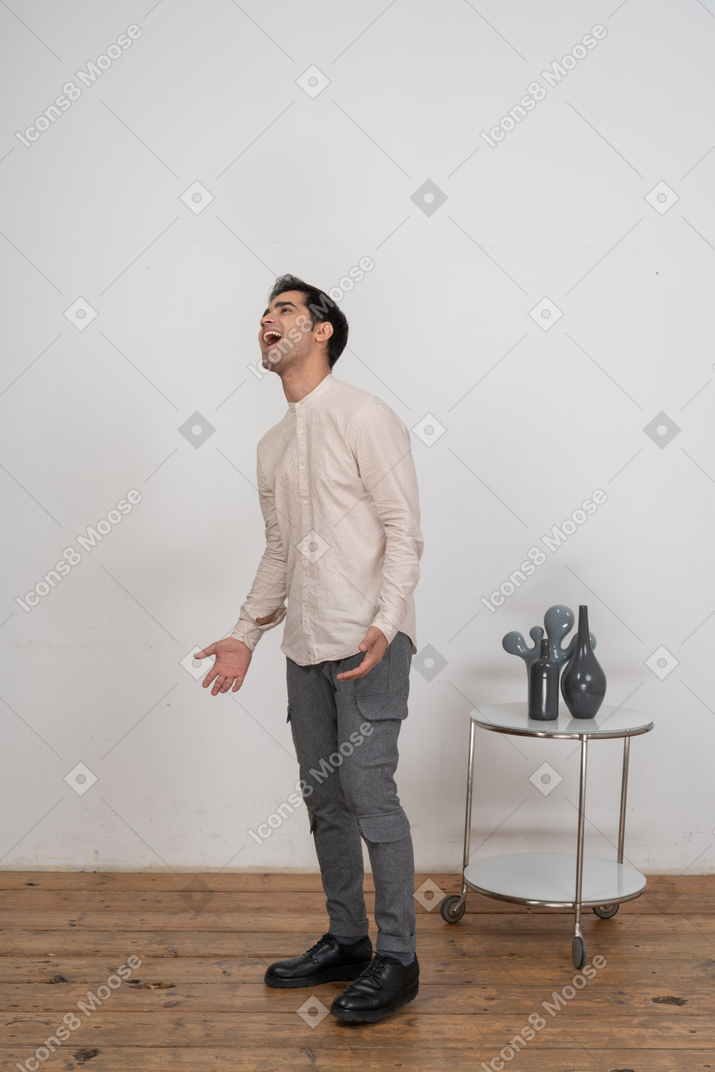 Vista lateral de un hombre en ropa casual gritando