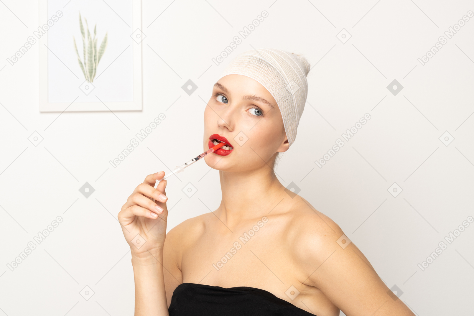 Retrato de uma jovem mulher enfiando a seringa na boca
