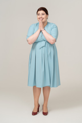 Vista frontale di una donna felice in abito blu