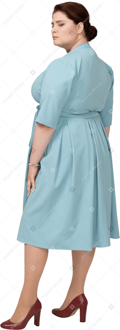 Retrovisor de uma mulher de vestido azul